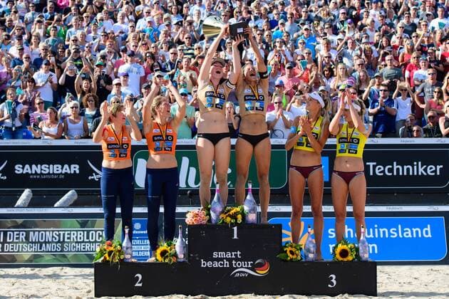 02.09.2017, Timmendorfer Strand, Ahmann-Hager-Arena Beachvolleyball, Deutsche Meisterschaft 2. Platz Silber Silbermedaille: Melanie Gernert Tatjana Zautys, 1. Platz Gold Goldmedaille: Julia Sude Chantal Laboureur mit Pokal Trophy, 3. Platz Bronze Bronzemedaille: Margareta Kozuch Karla Borger