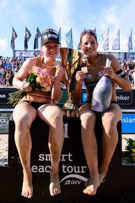 02.09.2017, Timmendorfer Strand, Ahmann-Hager-Arena Beachvolleyball, Deutsche Meisterschaft 1. Platz Gold Goldmedaille Deutsche Meister 2017: Julia Sude Chantal Laboureur mit Pokal Trophy