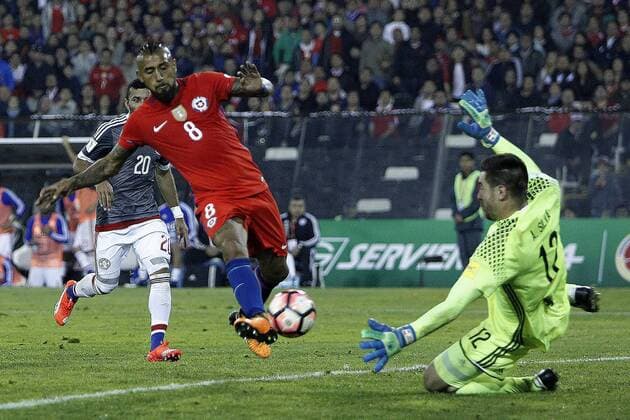 Futbol, Chile vs Paraguay. Eliminatorias al mundial de Rusia 2018. El jugador de Chile Arturo Vidal,, izquierda , juega el balon durante el partido contra Paraguay por las clasificatorias al mundial de Rusia 2018 en el estadio Monumental de Santiago, Chile. 31 08 2017 Marcelo Hernandez Photosport Football, Chile vs Paraguay. Russia 2018 World Cup qualification. Chile s player Arturo Vidal,, left , play the ball during the 2018 Russia World Cup qualification match against Paraguay at the Monumental stadium in Santiago, Chile. 31 08 2017 Marcelo Hernandez Photosport Chile vs Paraguay, clasificatorias Mundial Rusia 2018.