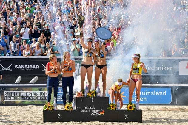 Deutsche smart Beach-Volleyball Meisterschaften Timmendorfer-Strand am 02.09.2017 Deutsche Beachvolleyball Meisterschaften 2017, Julia Sude (1, blond, Kappe), Chantal Laboureur (2) in goldfarbenen Trikot, Finale gegen Tatjana Zautys (2) und Melanie Gernert (1) in orange FOTO: TOM BLOCH xtbx