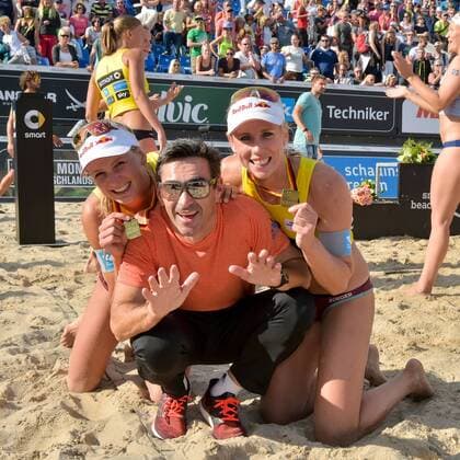 Deutsche smart Beach-Volleyball Meisterschaften Timmendorfer-Strand am 02.09.2017 Deutsche Beachvolleyball Meisterschaften 2017, Margareta Kozuch (1), Karla Borger (2), Bronzemedaille, mit Trainer Sebastian Menegozzo FOTO: TOM BLOCH xtbx