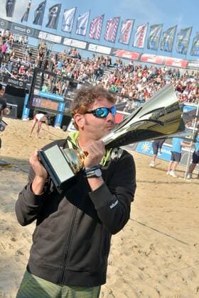 Deutsche smart Beach-Volleyball Meisterschaften Timmendorfer-Strand am 02.09.2017 Deutsche Beachvolleyball Meisterschaften 2017, Julia Sude (1, blond, Kappe), Chantal Laboureur (2) in goldfarbenen Trikot, Trainer Ricardo Brunale de Andrade, FOTO: TOM BLOCH xtbx
