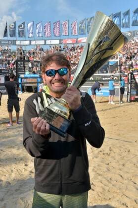 Deutsche smart Beach-Volleyball Meisterschaften Timmendorfer-Strand am 02.09.2017 Deutsche Beachvolleyball Meisterschaften 2017, Julia Sude (1, blond, Kappe), Chantal Laboureur (2) in goldfarbenen Trikot, Trainer Ricardo Brunale de Andrade, FOTO: TOM BLOCH xtbx