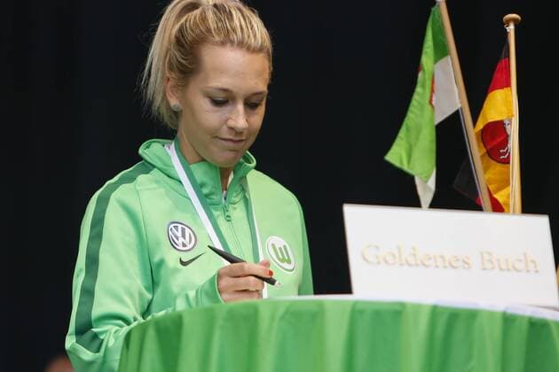 Lena Goeßling (Wolfsburg, 28) trägt sich ins goldene Buch der Stadt Wolfsburg ein, Fussball, Frauen, Ehrung des Doublesiegers VfL Wolfsburg, xtgx