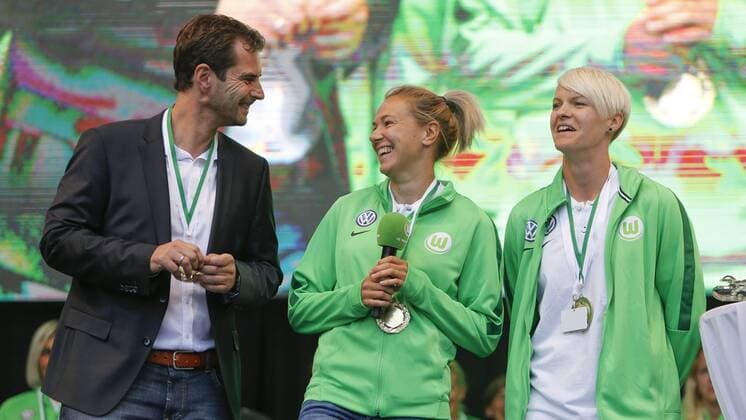 vl (ehemaliger Trainer, jetzt Sportdirektor), Zsanett Jakabfi (Wolfsburg, 3), Nilla Fischer (Wolfsburg, 4), Fussball, Frauen, Ehrung des Doublesiegers VfL Wolfsburg, xtgx