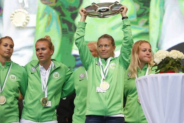 vl Lena Goeßling (Wolfsburg, 28), Merle Frohms (Wolfsburg, 29), Lara Dickenmann (Wolfsburg, 21), Marie Markussen mit Meisterschale, Fussball, Frauen, Ehrung des Doublesiegers VfL Wolfsburg, xtgx