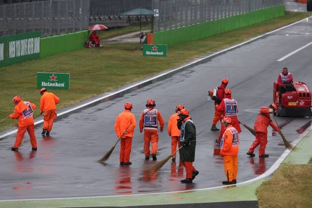 Bilder des Tages - SPORT 02.09.2017- Qualifying, Marshalls are drying the track Italian Grand Prix, Monza 31 August - 03 September 2017 02.09.2017- Qualifying, Marshalls are drying the track 
