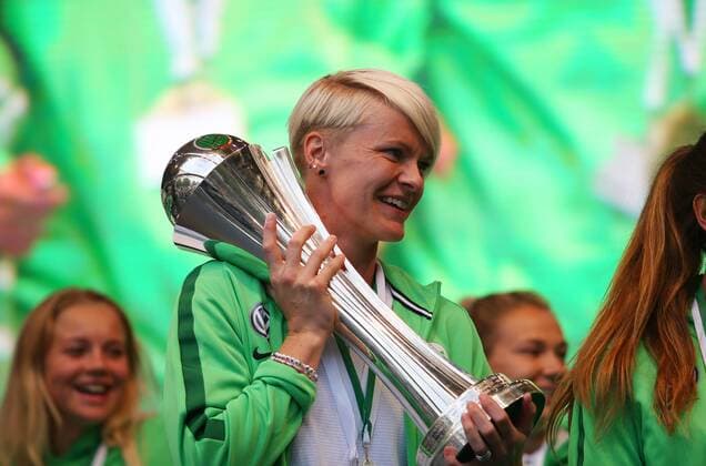 Tag der Niedersachsen 2017 Wolfsburg, Deutschland. 02.09.2017, 01-03.09.2017 Tag der Niedersachsen, Empfang Frauen VfL Wolfsburg (Meister und Pokalsieger 2016 2017), RathausbuÌˆhne, Nilla Fischer (VfL Wolfsburg) mit DFB Pokal Wolfsburg