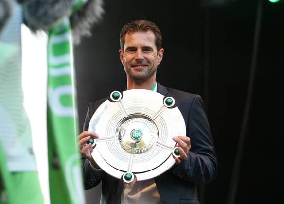 Tag der Niedersachsen 2017 Wolfsburg, Deutschland. 02.09.2017, 01-03.09.2017 Tag der Niedersachsen, Empfang Frauen VfL Wolfsburg (Meister und Pokalsieger 2016 2017), RathausbuÌˆhne, Sportdirektor Ralf Kellermann (VfL Wolfsburg) mit Meisterschale 2017 Wolfsburg