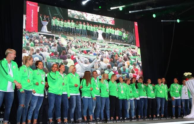 Tag der Niedersachsen 2017 Wolfsburg, Deutschland. 02.09.2017, 01-03.09.2017 Tag der Niedersachsen, Empfang Frauen VfL Wolfsburg (Meister und Pokalsieger 2016 2017), RathausbuÌˆhne, VfL Frauen Mannschaft Wolfsburg