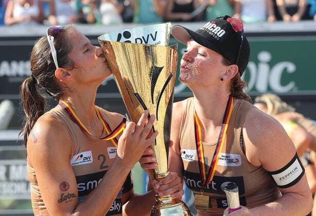 Deutscher Meister Julia Sude und Chantal Laboureu, v.r.