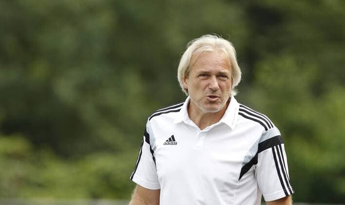 Deutschland - Weilbach - 27.08.2017 Fußball - Hessen - Gruppenliga Wiesbaden - Herren Saison 2017 2018 Germania Weilbach 08 (ws) - DJK Flörsheim (schwarz) v.l. Trainer Hans Richter (DJK Flörsheim) Germania Weilbach - DJK Flörsheim