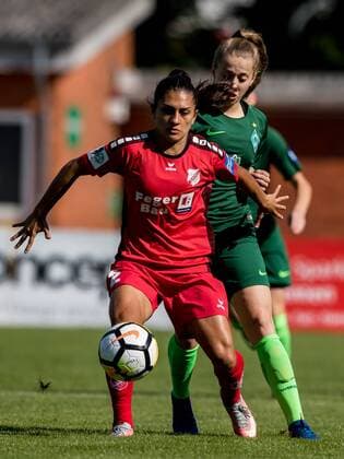 v.li.: Leticia Santos de Oliveira (SC Sand, 2) und Nina Lührßen (Luehrssen, SV Werder Bremen, 4) im Zweikampf, Duell, duel, tackle, Fussball, Allianz Frauen-Bundesliga, SV Werder Bremen - SC Sand, xdgx