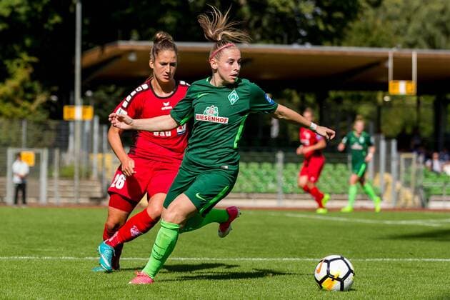 v.li.: Laura Vetterlein (SC Sand, 26) und Cindy König (Koenig, SV Werder Bremen, 11) im Zweikampf, Duell, duel, tackle, Fussball, Allianz Frauen-Bundesliga, SV Werder Bremen - SC Sand, xdgx