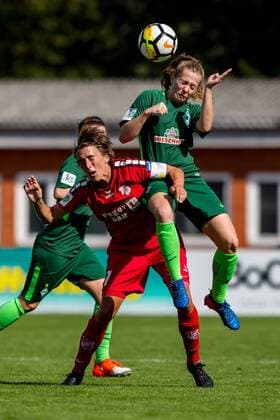v.li.: Anne Van Bonn (SC Sand, 7) und Nina Lührßen (Luehrssen, SV Werder Bremen, 4) im Zweikampf, Duell, duel, tackle, Fussball, Allianz Frauen-Bundesliga, SV Werder Bremen - SC Sand, xdgx