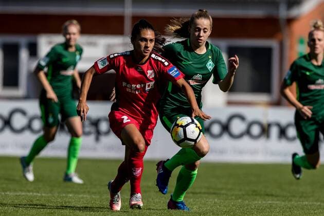 v.li.: Leticia Santos de Oliveira (SC Sand, 2) und Nina Lührßen (Luehrssen, SV Werder Bremen, 4) im Zweikampf, Duell, duel, tackle, Fussball, Allianz Frauen-Bundesliga, SV Werder Bremen - SC Sand, xdgx