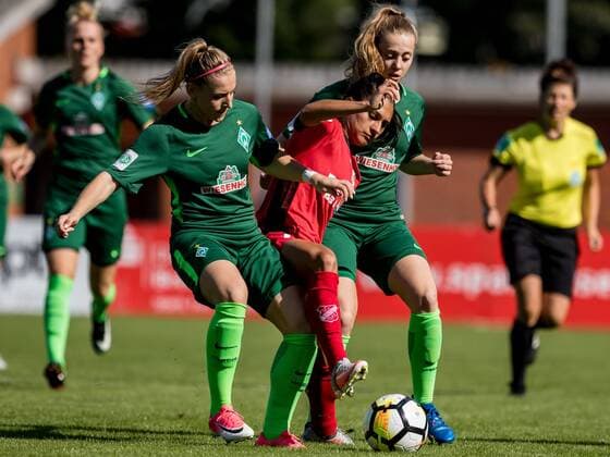 v.li.: Cindy König (Koenig, SV Werder Bremen, 11), Leticia Santos de Oliveira (SC Sand, 2) und Nina Lührßen (Luehrssen, SV Werder Bremen, 4) im Dreikampf, Duell, duel, tackle, Fussball, Allianz Frauen-Bundesliga, SV Werder Bremen - SC Sand, xdgx
