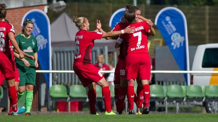 Die Spielerinnen des SC Sand mit Torjubel, Jubel, Freude über das Tor zum 0:1, Fussball, Allianz Frauen-Bundesliga, SV Werder Bremen - SC Sand, xobx