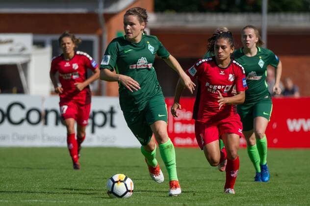 v.li.: Janine Angrick (SV Werder Bremen, 8) am Ball, Aktion, Action, Leticia Santos de Oliveira (SC Sand, 2), Fussball, Allianz Frauen-Bundesliga, SV Werder Bremen - SC Sand, xobx