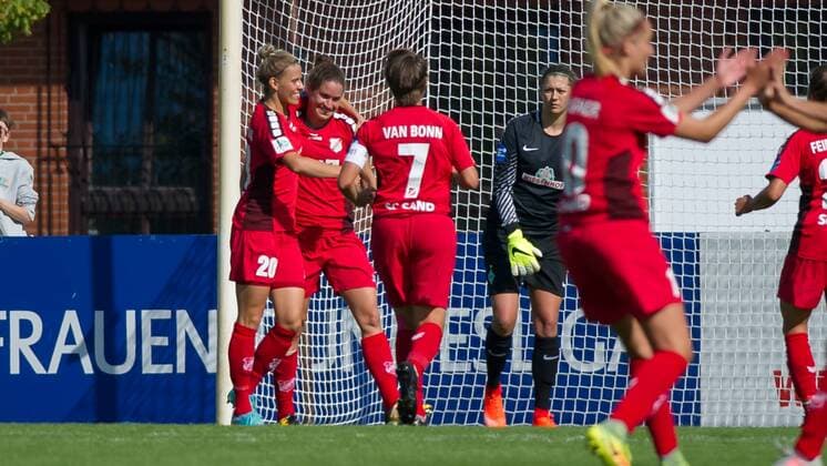 Die Spielerinnen des SC Sand mit Torjubel, Jubel, Freude über das Tor zum 0:2, Fussball, Allianz Frauen-Bundesliga, SV Werder Bremen - SC Sand, xobx