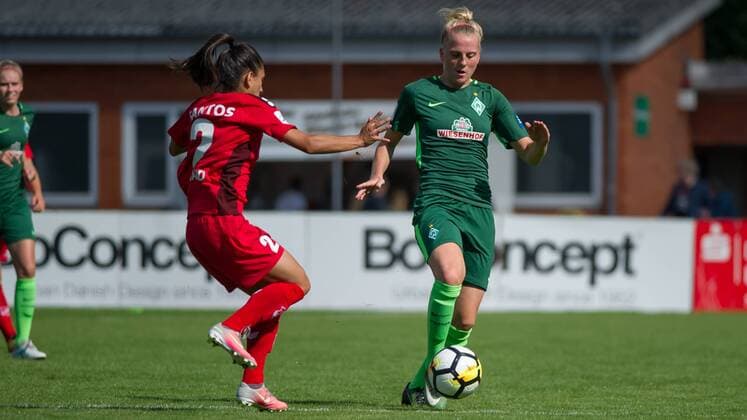 v.li.: Leticia Santos de Oliveira (SC Sand, 2) im Zweikampf, Duell mit Lina Hausicke (SV Werder Bremen, 18), Fussball, Allianz Frauen-Bundesliga, SV Werder Bremen - SC Sand, xobx