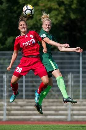 v.li.: Laura Vetterlein (SC Sand, 26) im Kopfballduell, Kopfball, Zweikampf mit Lina Hausicke (SV Werder Bremen, 18), Fussball, Allianz Frauen-Bundesliga, SV Werder Bremen - SC Sand, xobx
