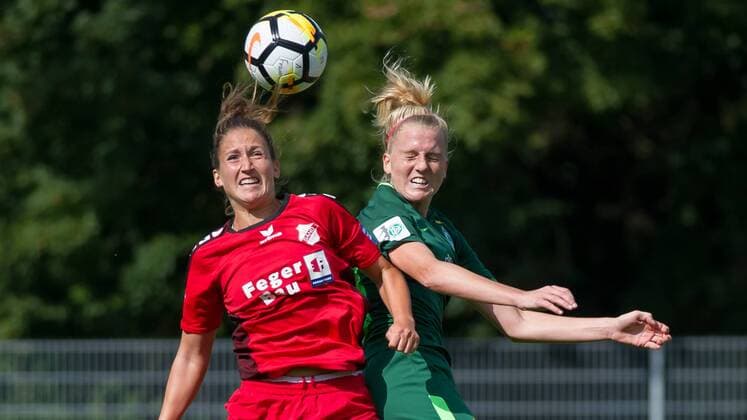 v.li.: Laura Vetterlein (SC Sand, 26) im Kopfballduell, Kopfball, Zweikampf mit Lina Hausicke (SV Werder Bremen, 18), Fussball, Allianz Frauen-Bundesliga, SV Werder Bremen - SC Sand, xobx