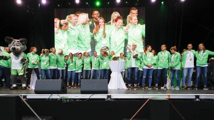 Mannschaft des VfL feiert mit DFB Pokal und Meisterschale, Fussball, Frauen, Ehrung des Doublesiegers VfL Wolfsburg, xtgx