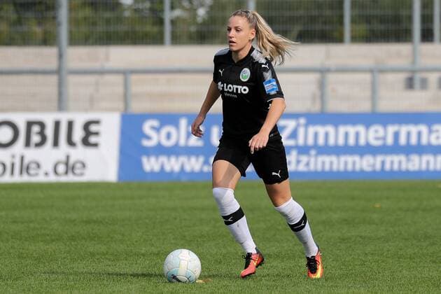 Cecilie Sandvej (Frankfurt, 3), am Ball, Spielszene, Freisteller, Ganzkörper, Einzelbild, Aktion, Action, Fussball, Allianz Frauen-Bundesliga, 1. FFC Frankfurt - 1. FC Köln, xozx
