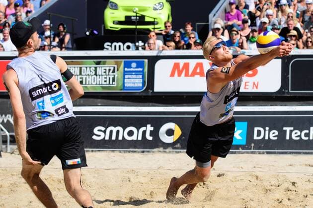 Beachvolleyball, DM Timmendorfer Strand, Tim Holler und Clemens Wickler sind Deutscher Meister 03.09.2017, Timmendorfer Strand, Ahmann-Hager-Arena Beachvolleyball, Deutsche Meisterschaft Clemens Wickler, Zuspiel Tim Holler