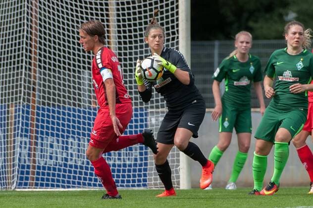 Torhüterin Lena Pauels (SV Werder Bremen, 22) am Ball, Einzelbild, Aktion, Action, Fussball, Allianz Frauen-Bundesliga, SV Werder Bremen - SC Sand, xobx