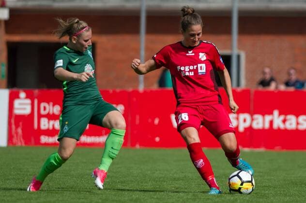 v.li.: Cindy König (Koenig, SV Werder Bremen, 11) im Zweikampf, Duell mit Laura Vetterlein (SC Sand, 26), Fussball, Allianz Frauen-Bundesliga, SV Werder Bremen - SC Sand, xobx