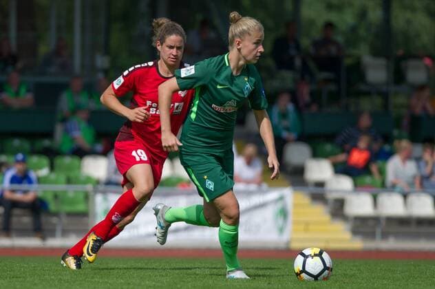 v.li.: Nina Burger (SC Sand, 19) im Laufduell, Zweikampf, Duell mit Michelle Ulbrich (SV Werder Bremen, 5), Fussball, Allianz Frauen-Bundesliga, SV Werder Bremen - SC Sand, xobx