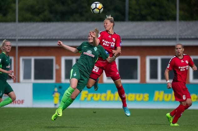 v.li.: Verena Volkmer (SV Werder Bremen, 16) im Kopfballduell, Kopfball, Zweikampf mit Jana Vojtekova (SC Sand, 20), Fussball, Allianz Frauen-Bundesliga, SV Werder Bremen - SC Sand, xobx