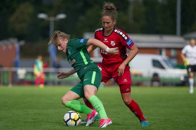 v.li.: Cindy König (Koenig, SV Werder Bremen, 11) im Zweikampf, Duell mit Laura Vetterlein (SC Sand, 26), Fussball, Allianz Frauen-Bundesliga, SV Werder Bremen - SC Sand, xobx