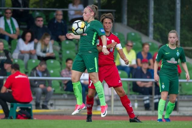 v.li.: Cindy König (Koenig, SV Werder Bremen, 11) im Zweikampf, Duell mit Anne Van Bonn (SC Sand, 7), Fussball, Allianz Frauen-Bundesliga, SV Werder Bremen - SC Sand, xobx