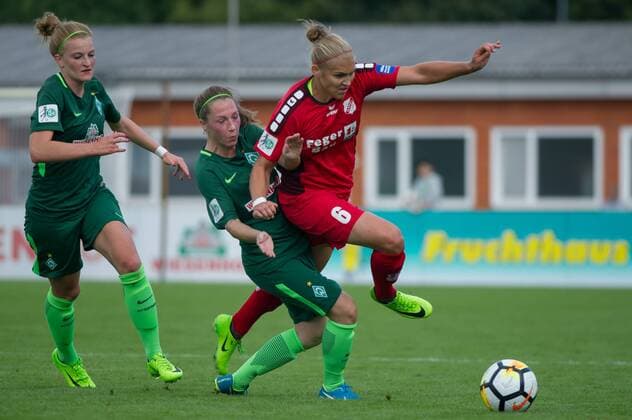 v.li.: Verena Volkmer (SV Werder Bremen, 16), Lisa Josten (SV Werder Bremen, 20) im Zweikampf, Duell mit Johanna Tietge (SC Sand, 6), Fussball, Allianz Frauen-Bundesliga, SV Werder Bremen - SC Sand, xobx