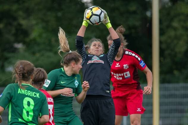 Torhüterin Lena Pauels (SV Werder Bremen, 22) fängt den Ball, Fussball, Allianz Frauen-Bundesliga, SV Werder Bremen - SC Sand, xobx