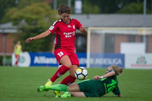 v.li.: Sylvia Arnold (SC Sand, 13) im Zweikampf, Duell mit Verena Volkmer (SV Werder Bremen, 16), Fussball, Allianz Frauen-Bundesliga, SV Werder Bremen - SC Sand, xobx