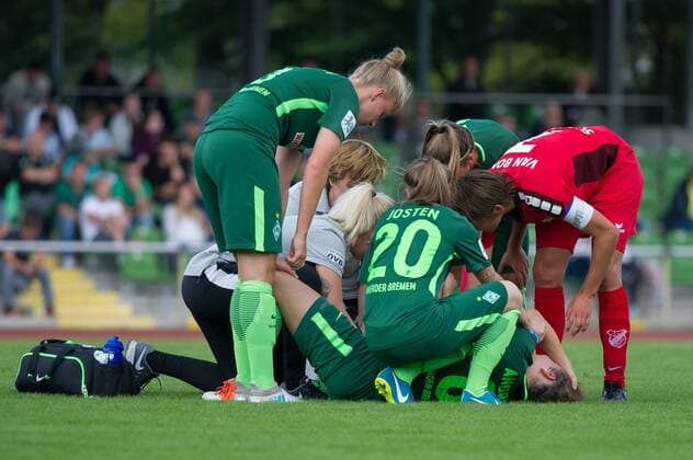 Janine Angrick (SV Werder Bremen, 8) liegt verletzt am Boden, Verletzung, Schmerzen, schmerzverzerrtes Gesicht, wird verletzt behandelt, Verletzung, Schmerzen, schmerzverzerrtes Gesicht, Fussball, Allianz Frauen-Bundesliga, SV Werder Bremen - SC Sand, xobx