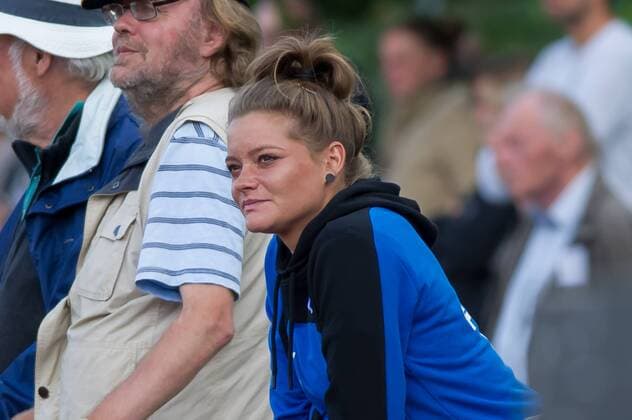 Die gesperrte Verena Aschauer (SC Sand, 18) verfolgt das Spiel als Zuschauerin, Portrait, Nahaufnahme, Einzelfoto, Einzelbild, Fussball, Allianz Frauen-Bundesliga, SV Werder Bremen - SC Sand, xobx