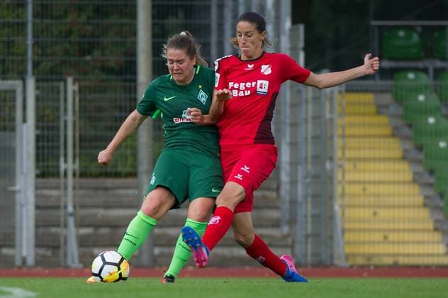 v.li.: Lisa-Marie Scholz (SV Werder Bremen, 7) im Zweikampf, Duell mit Milena Nikolic (SC Sand, 9), Fussball, Allianz Frauen-Bundesliga, SV Werder Bremen - SC Sand, xobx