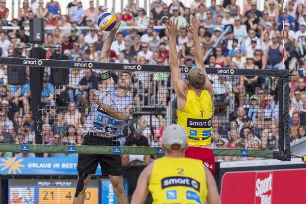 Beachvolleyball, DM Timmendorfer Strand, Tim Holler und Clemens Wickler sind Deutscher Meister Clemens Wickler gegen Philipp-Arne Bergmann. Holler Wickler vs Bergmann Harms, Halbfinale, Deutsche smart Beach-Volleyball Meisterschaften 2017, 03.09.17 Timmendorfer Strand Schleswig-Holstein Germany Copyright: xAgentur54Gradx xJohnxGarvex