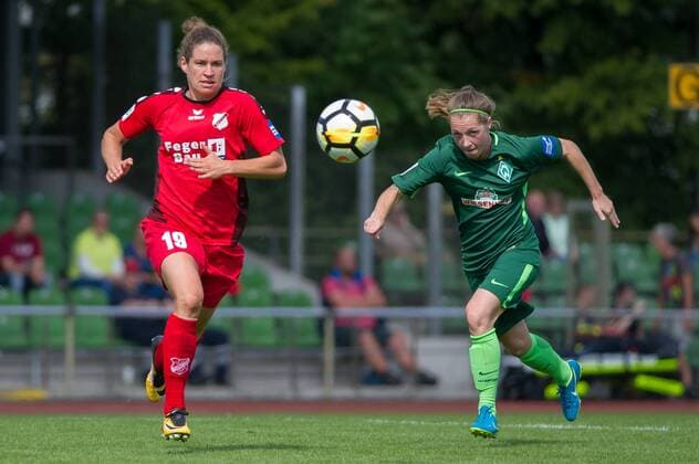 v.li.: Nina Burger (SC Sand, 19) im Laufduell, Zweikampf, Duell mit Lisa Josten (SV Werder Bremen, 20), Fussball, Allianz Frauen-Bundesliga, SV Werder Bremen - SC Sand, xobx