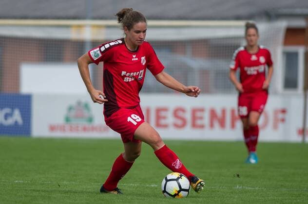 Nina Burger (SC Sand, 19) am Ball, Einzelbild, Aktion, Action, Fussball, Allianz Frauen-Bundesliga, SV Werder Bremen - SC Sand, xobx