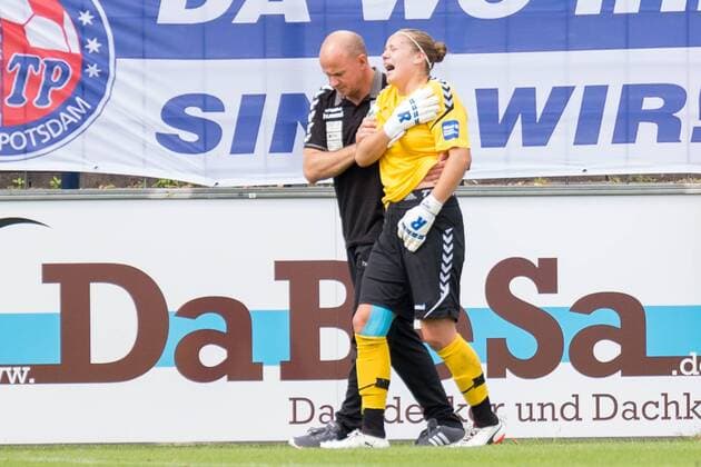 Stephan Fleischhauer (FF USV Jena, Torwart-Trainer) bringt die verletzte Justien Odeurs (FF USV Jena, 1, Torwart) vom Platz; verletzt, Verletzung, injured, Fußball, Allianz Frauen-Bundesliga, 1. FFC Turbine Potsdam - FF USV Jena, xprx