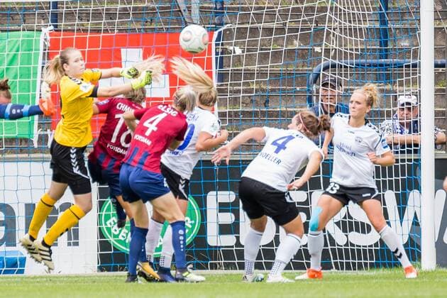 sofort nach ihrer Einwechslung rettet Stina Johannes (FF USV Jena, 22, Torwart) einen Eckball; Eckstoß, Eckball, Ecke, Corner, Fußball, Allianz Frauen-Bundesliga, 1. FFC Turbine Potsdam - FF USV Jena, xprx