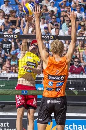 Yannick Harms gegen Julius Thole. Schuemann Thole vs Bergmann Harms, Spiel um Platz 3, Deutsche smart Beach-Volleyball Meisterschaften 2017, 03.09.17 Timmendorfer Strand Schleswig-Holstein Germany Copyright: xAgentur54Gradx xJohnxGarvex