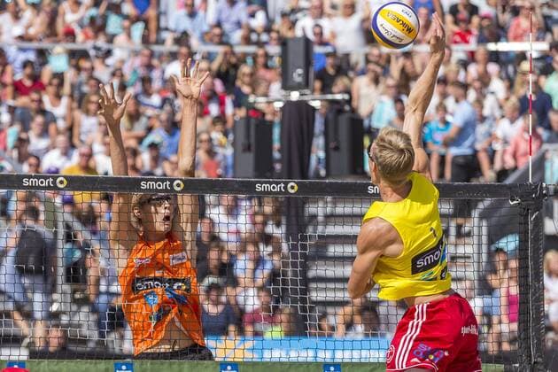 Julius Thole blockt gegen Philipp-Arne Bergmann. Schuemann Thole vs Bergmann Harms, Spiel um Platz 3, Deutsche smart Beach-Volleyball Meisterschaften 2017, 03.09.17 Timmendorfer Strand Schleswig-Holstein Germany Copyright: xAgentur54Gradx xJohnxGarvex