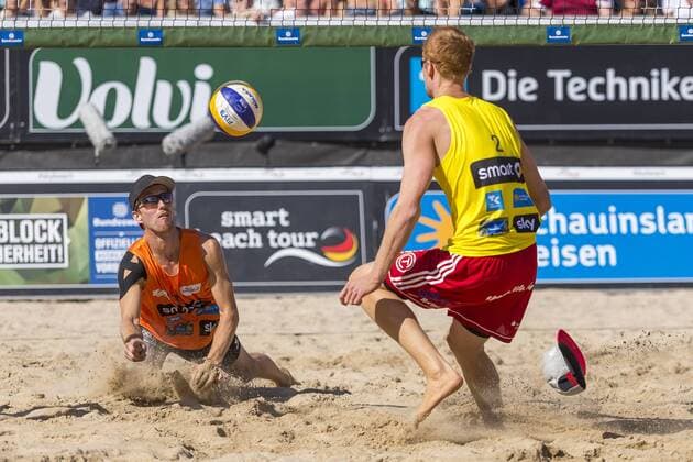 Lorenz Schuemann gegen Yannick Harms. Schuemann Thole vs Bergmann Harms, Spiel um Platz 3, Deutsche smart Beach-Volleyball Meisterschaften 2017, 03.09.17 Timmendorfer Strand Schleswig-Holstein Germany Copyright: xAgentur54Gradx xJohnxGarvex